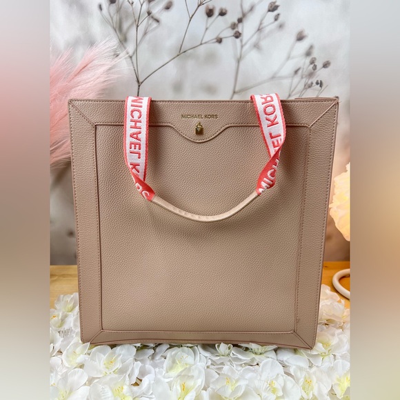 Michael Kors Beauty Medium Blush Tote - Picture 3 of 9
